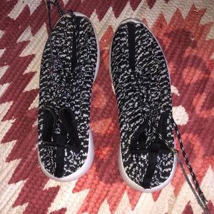 black snd white tennis shoes